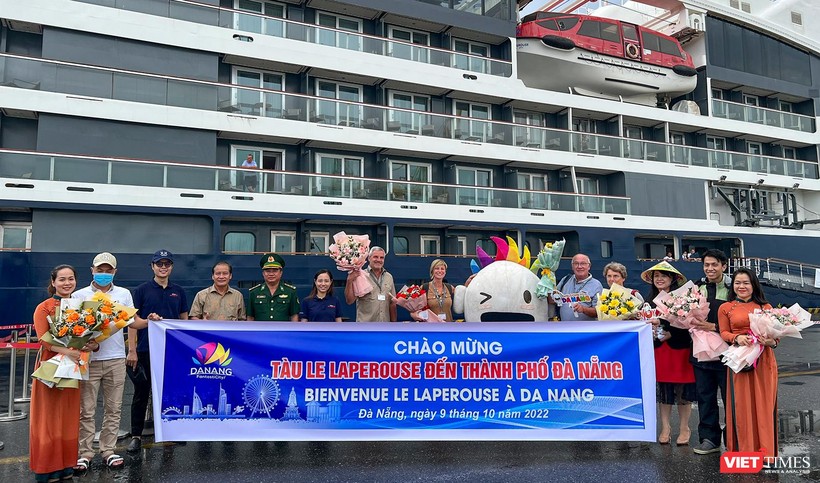 Quang cảnh lễ đón đoàn du khách đến từ tàu La Lapérouse tại cảng Tiên Sa (Đà Nẵng)