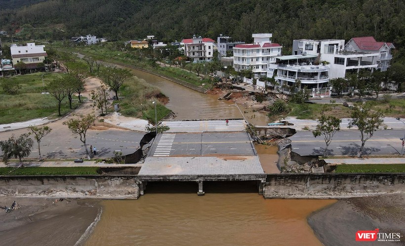 Trận mưa lịch sử xảy ra ngày 14/10 gây sạt lở nghiêm trọng tuyến đường dẫn lên bán đảo Sơn Trà (TP Đà Nẵng)