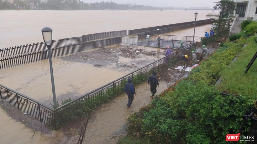 Cầu gỗ lim dọc sông Hương (T.T.Huế) vẫn ngập trong nước lụt