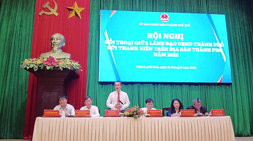 Ông Võ Lê Nhật - Chủ tịch UBND TP Huế chủ trì chương trình đối thoại với thanh niên về chuyển đổi số (Ảnh thuathienhue.gov.vn)
