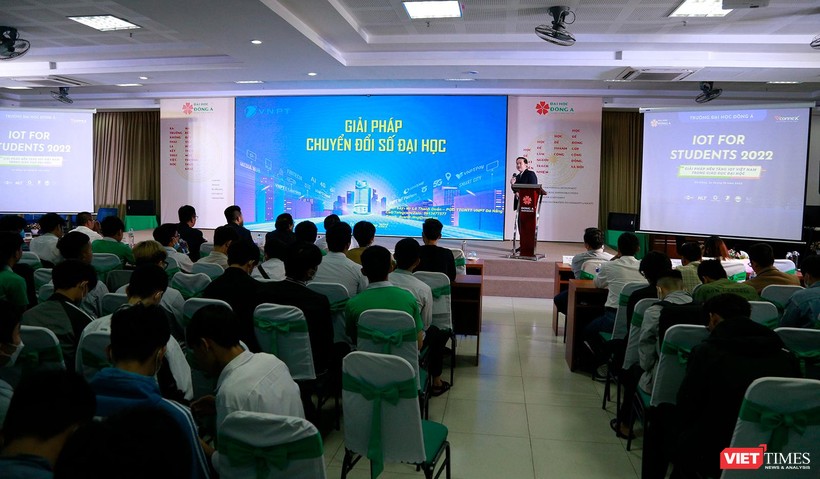 Quang cảnh sự hội thảo “Giải pháp nền tảng IoT Việt Nam trong giáo dục đại học” và Triển lãm IoT ứng dụng.