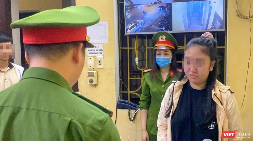 Công an TP Đà Nẵng tống đạt quyết định, thực hiện lệnh bắt giữ đối với Trần Thị H.A. tại Nam Định vào tối ngày 30/10