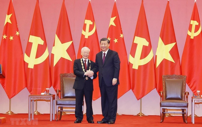 Tổng Bí thư, Chủ tịch Trung Quốc Tập Cận Bình trao Huân chương Hữu nghị tặng Tổng Bí thư Nguyễn Phú Trọng (ảnh TTXVN)