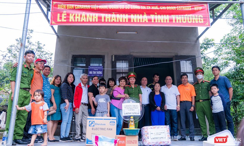 Đại diện Diễn đàn Caravan Việt Nam phối hợp cùng Đoàn Thanh niên Công an TP Huế tặng nhà tình thương cho người dân bị sập đổ do mưa bão