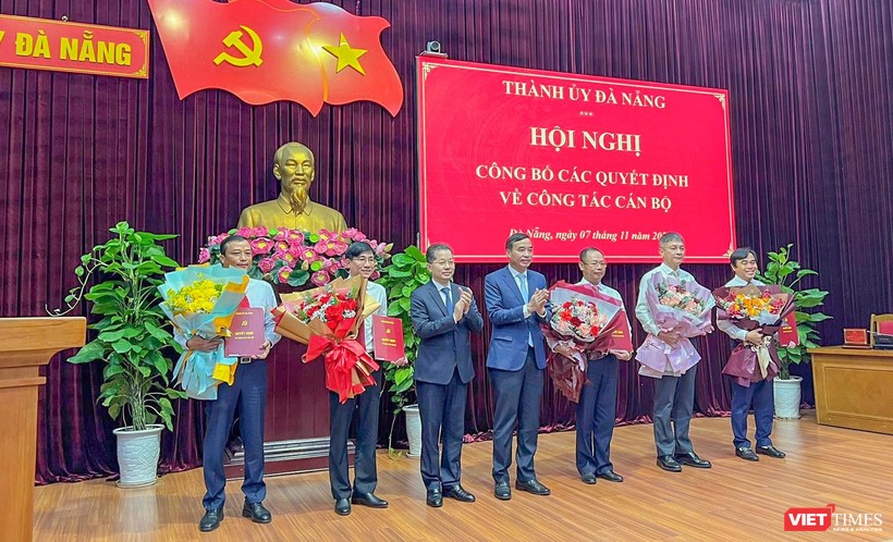 Bí thư Thành ủy Đà Nẵng Nguyễn Văn Quảng và Chủ tịch UBND TP Đà Nẵng Lê Trung Chinh trao quyết định cho các cá nhân.