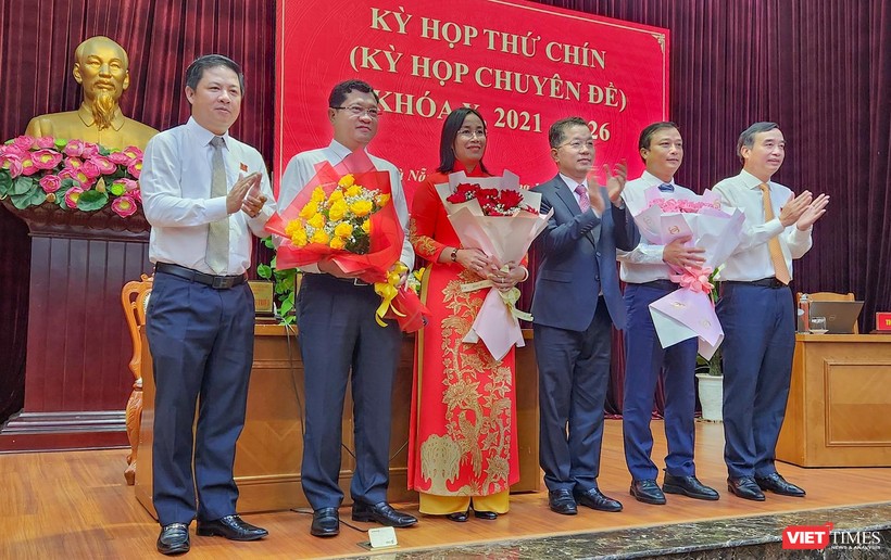 Ông Trần Phước Sơn, bà Nguyễn Thị Anh Thi và ông Phạm Nam Sơn được Bí thư Thành uỷ Đà Nẵng, Chủ tịch HĐND TP và Chủ tịch UBND TP tặng hoa chúc mừng