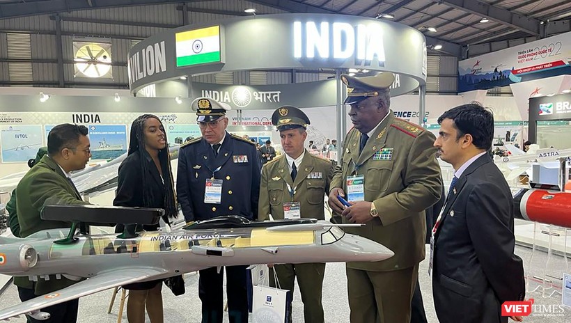 Đoàn Cu Ba tham quan sản phẩm quốc phòng tại gian triển lãm của Ấn Độ