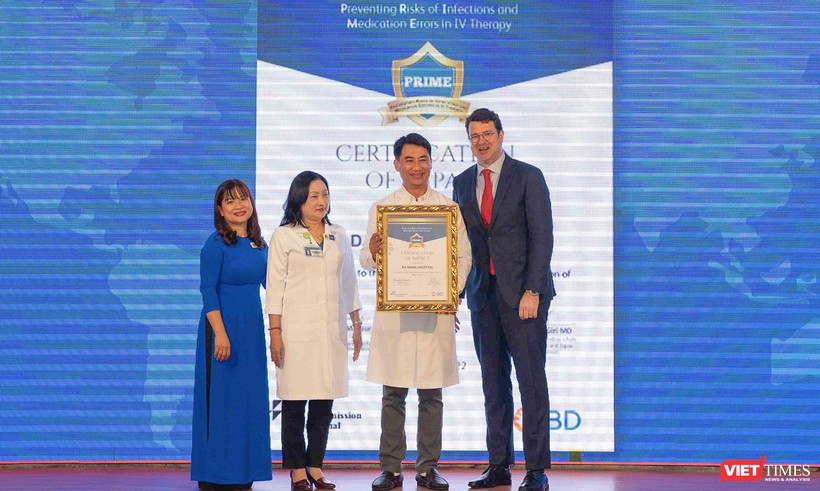 TS.BS Lê Đức Nhân - Giám đốc Bệnh viện Đà Nẵng nhận chứng nhận từ Giám đốc lĩnh vực tiêm truyền tĩnh mạch BD - Khu vực Đông Nam Á 