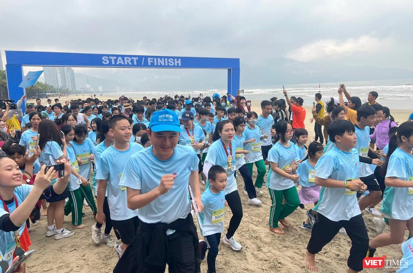 Giải chạy trực tiếp tại bãi biển Mỹ Khê, Đà Nẵng vào sáng 10/12 với hơn 1.000 vận động viên tham gia đường chạy, trong đó có 500 vận động viên nhí. 