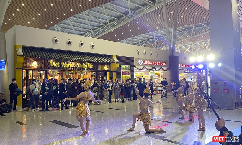Biểu diễn nghệ thuật phục vụ du khách tại Nhà ga Quốc tế sân bay Đà Nẵng 