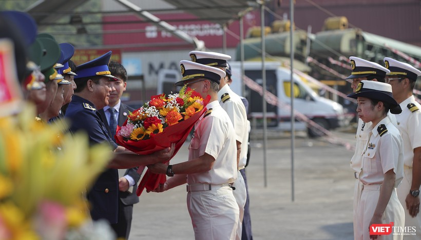 Đại diện Bộ Tư lệnh Vùng Cảnh sát biển 2 tặng hoa cho Chỉ huy tàu tuần tra SETTSU nhân chuyến thăm Đà Nẵng