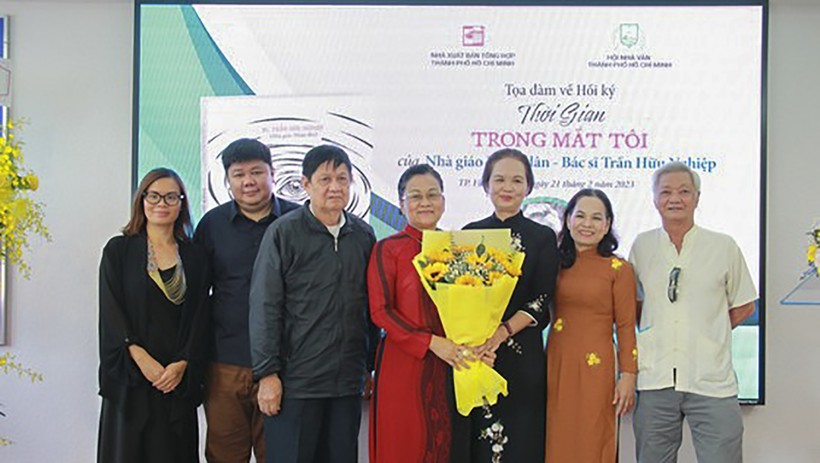 Đại diện Hội Nhà văn TPHCM chụp hình lưu niệm cùng người thân của gia đình bác sĩ Trần Hữu Nghiệp. (Ảnh: THANH TRẦN)