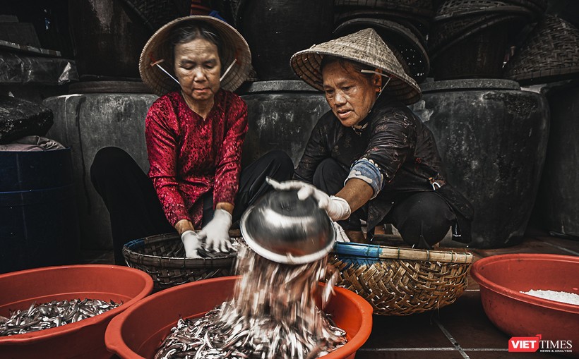 Nghệ nhân làng nghề nước mắm Nam Ô (Đà Nẵng) đong cá chuẩn bị cho mẻ mắm mới