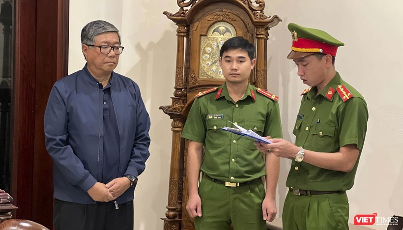 Công an TP Đà Nẵng tống đạt quyết định khởi tố bị can và thực hiện lệnh bắt tạm giam ông Đoàn Quang Vinh - nguyên Hiệu trưởng Đại học Bách khoa Đà Nẵng.
