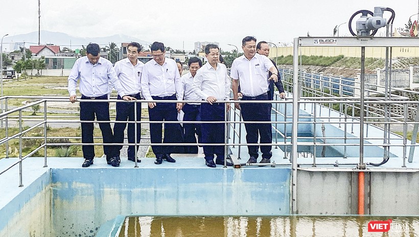Bí thư Thành uỷ Đà Nẵng Nguyễn Văn Quảng (thứ 2 từ phải sang), cùng đoàn công tác kiểm tra tiến độ thi công nhà máy nước Hoà Liên