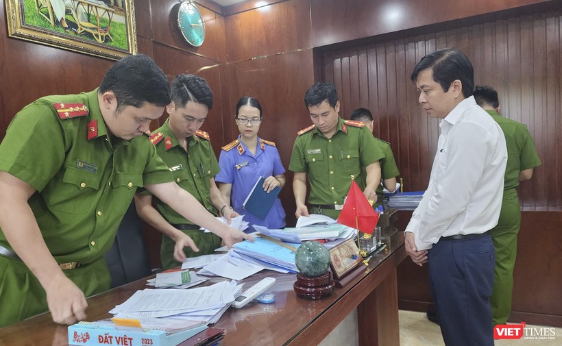  Công an TP Đà Nẵng khám xét nơi làm việc của ông Hồ Văn Khoa (người mặc áo trắng) tại UBND quận Cẩm Lệ. (Anh AB)