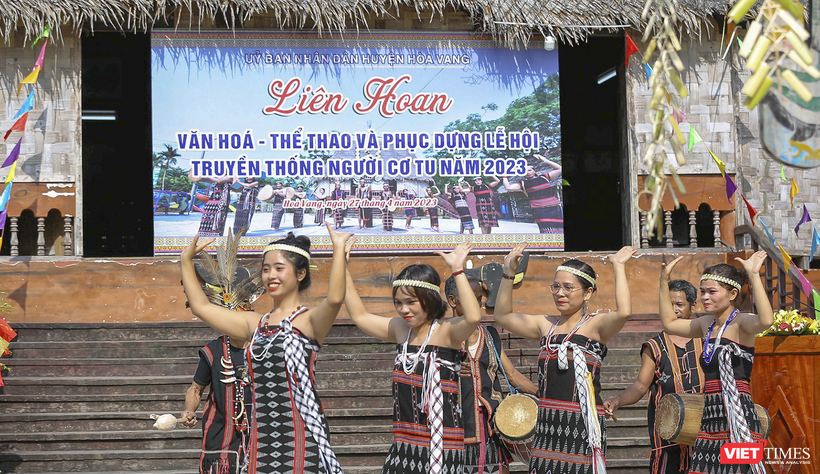 Điệu múa Tung tung da dá đặc trưng của người Cơ Tu được trình diễn tại chương trình “Liên hoan Văn hóa – Thể thao và phục dựng lễ hội truyền thống của người Cơ Tu năm 2023”.