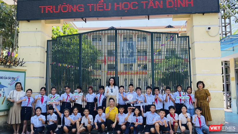 Ban tổ chức phát động chương trình tìm kiếm gương mặt “Đại sứ Xanh” tại trường Tiểu học Tân Định.