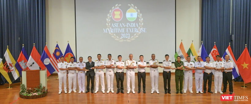 Đại diện hải quân các quốc gia thành viên của ASEAN và Ấn Độ chụp ảnh lưu niệm nhân sự kiện diễn tập Hàng hải ASEAN-Ấn Độ (AIME) 2023 (ảnh ĐSQ)