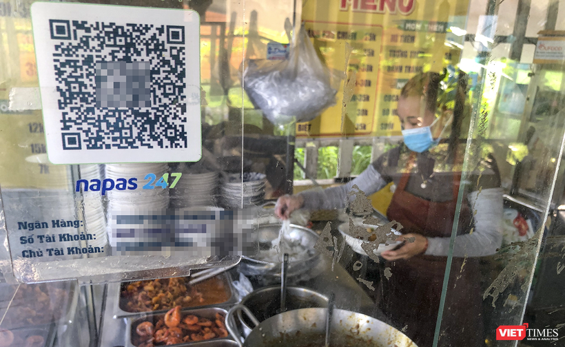 Một hàng ăn ở Đà Nẵng sử dụng phương thức thanh toán không dùng tiền mặt