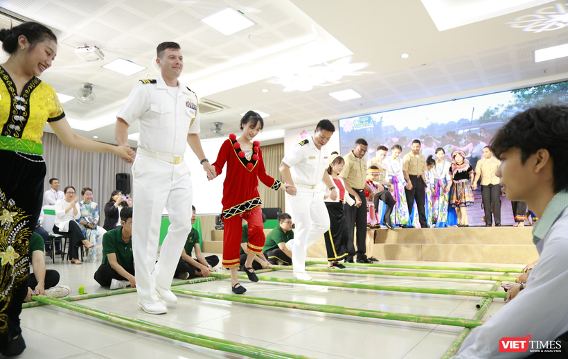 Thủy thủ đoàn tàu sân bay USS Ronald Reagan – Hải quân Hoa Kỳ tham gia múa sạp cùng sinh viên ĐH Đông Á (Đà Nẵng).
