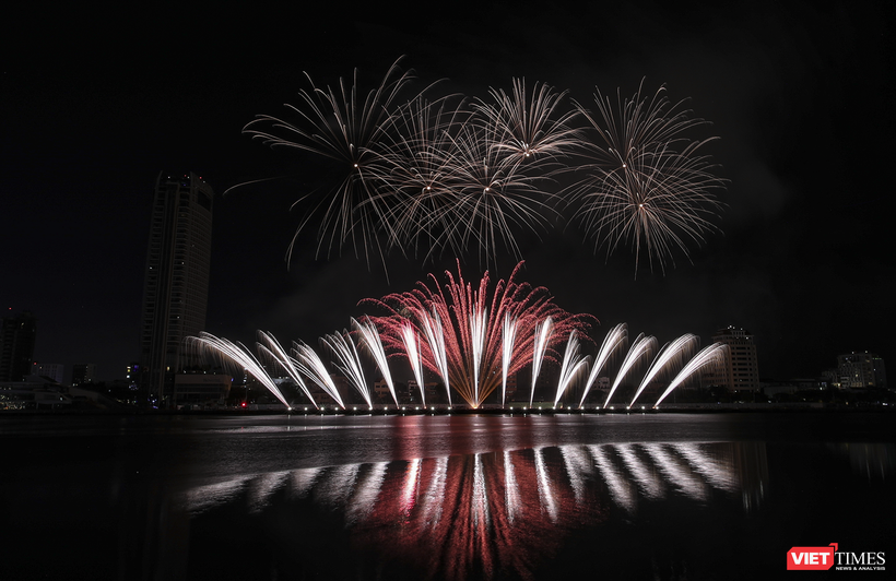 Màn pháo hoa của đội đến từ Ý trong đêm chung kết lễ hội pháo hoa quốc tế Đà Nẵng 2023.