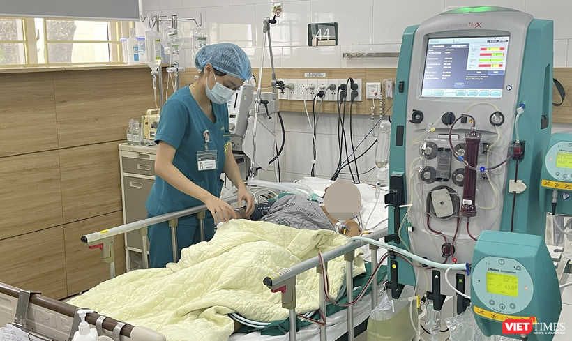 Bác sĩ Trung tâm Chống độc - Bệnh viện Bạch Mai chăm sóc bệnh nhân bị ngộ độc