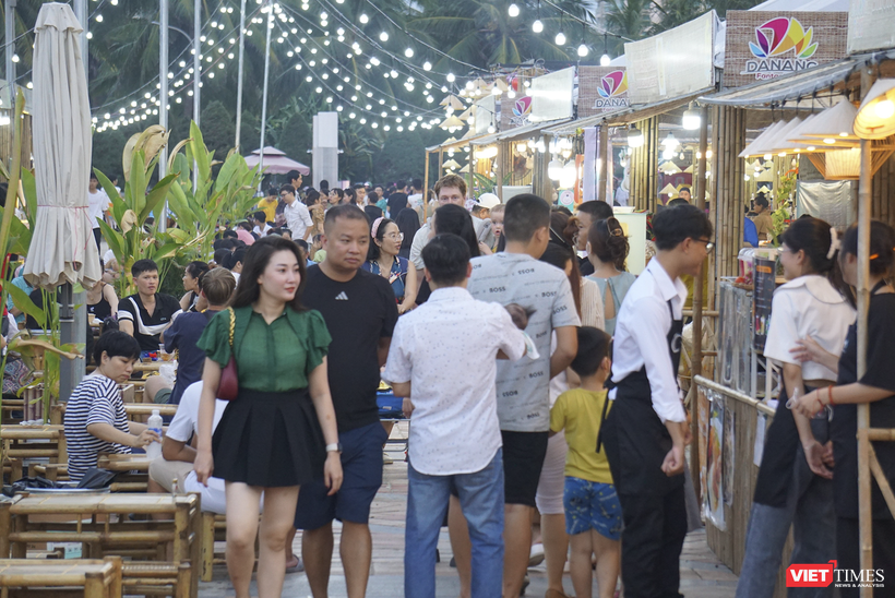 Du khách tham dự lễ hội ẩm thực quốc tế Đà Nẵng 2023