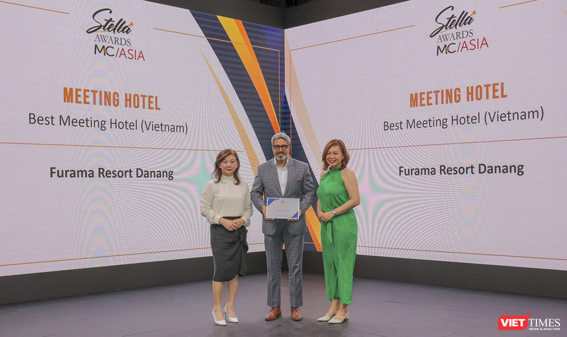 Đại diện Northstar Meetings Group trao giải “M&C Asia Stella Awards 2023” cho khu nghỉ dưỡng Furama Resort Đà Nẵng.