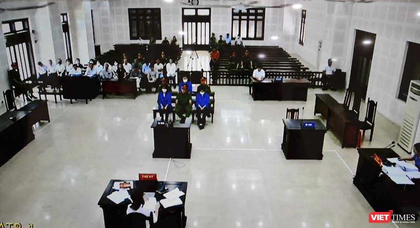 Quang cảnh phiên xét xử sơ thẩm đối với cựu Giám đốc CDC Đà Nẵng cùng các thuộc cấp về tội "tham ô tài sản" (ảnh chụp từ màn hình camera)