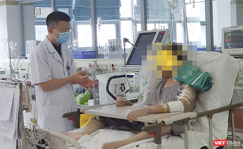 Bác sĩ Bệnh viện Bạch Mai thăm khám cho bệnh nhân sau áp dụng kỹ thuật đào thải CO2 qua màng ngoài cơ thể (ảnh BVCC)