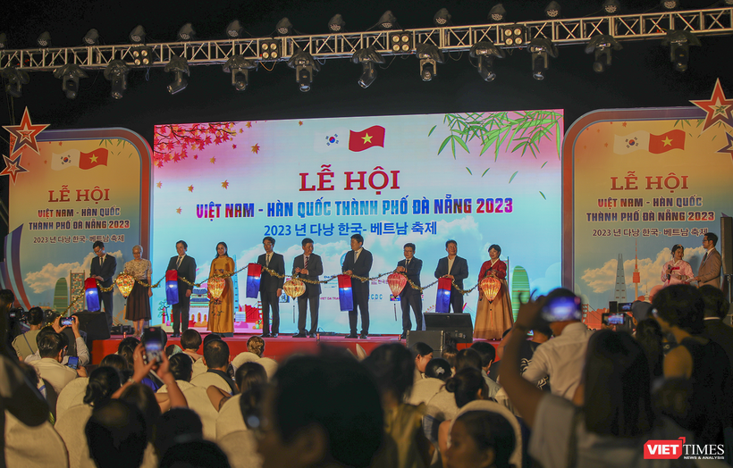 Các đại biểu thực hiện nghi thức thắp đèn trung thu, chính thức khai mạc lễ hội Việt Nam - Hàn Quốc tại TP Đà Nẵng năm 2023.