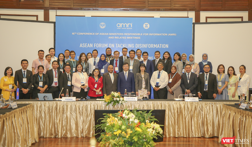 Các đại biểu tham dự Diễn đàn khu vực ASEAN về ứng phó và xử lý tin sai sự thật trên không gian mạng chụp ảnh lưu niệm