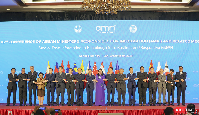 Phó Chủ tịch nước Võ Thị Ánh Xuân (giữa) chụp ảnh lưu niệm với các đại biểu tại phiên khai mạc hội nghị Bộ trưởng Thông tin ASEAN lần thứ 16, diễn ra tại Đà Nẵng