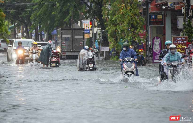 Mưa lớn gây ngập cục bộ tại nhiều tuyến đường trên địa bàn TP Đà Nẵng (Ảnh Minh Trí)