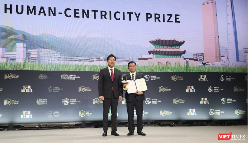 Phó Chủ tịch HĐND TP Đà Nẵng Trần Phước Sơn đại diện TP Đà Nẵng nhận giải thưởng "TP thông minh Seoul".