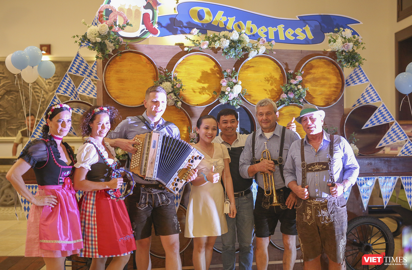 Thực khách chụp ảnh lưu niệm cùng ban nhạc O’zapft nổi tiếng đến từ Đức và Áo