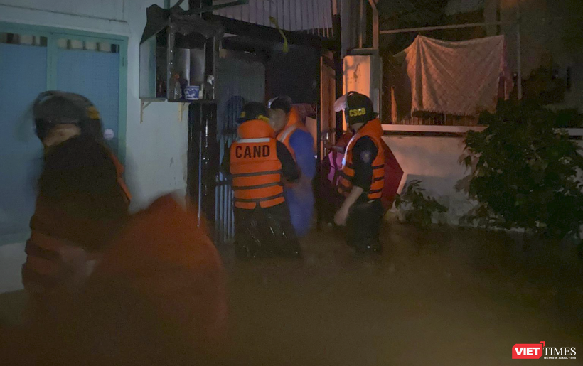 Lực lượng công an cứu hộ, di dời người dân vùng trũng thấp, ngập lụt đến nơi an toàn