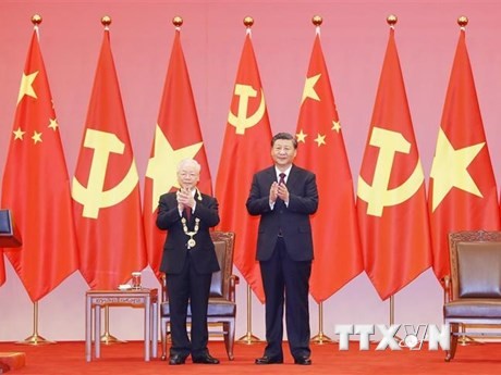 Tổng Bí thư, Chủ tịch Trung Quốc Tập Cận Bình chủ trì Lễ trao Huân chương Hữu nghị của nước Cộng hòa Nhân dân Trung Hoa tặng Tổng Bí thư Nguyễn Phú Trọng tối 31/10/2022, tại Đại Lễ đường Nhân dân ở Thủ đô Bắc Kinh. (Ảnh: Trí Dũng/TTXVN)