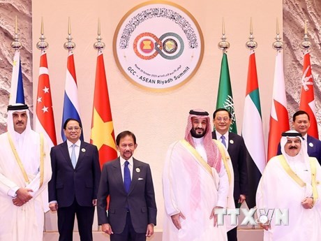 Thủ tướng, Thái tử Saudi Arabia Mohammad bin Salman đón Thủ tướng Phạm Minh Chính và các trưởng đoàn. (Ảnh: Dương Giang/TTXVN)