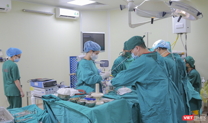 Các bác sĩ Bệnh viện đa khoa Đức Giang phẫu thuật thành công khối u phổi nặng 3kg ra khỏi lồng ngực bà cụ 71 tuổi