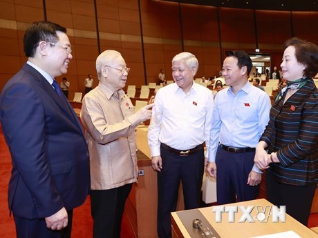 Tổng Bí thư Nguyễn Phú Trọng, Chủ tịch Quốc hội Vương Đình Huệ trao đổi với các đại biểu. (Ảnh: Doãn Tấn/TTXVN)