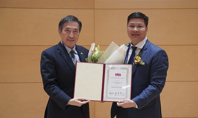 Ông Cao Đình Huy (phải) - Chủ tịch UBND TP Tuy Hòa (Phú Yên) nhận giải thưởng (ảnh VPUB) 