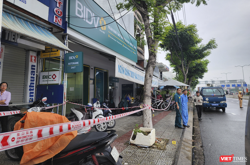Phòng giao dịch của ngân hàng BIDV (tại số 169 Ngũ Hành Sơn, quận Ngũ Hành Sơn, TP Đà Nẵng) nơi xảy ra vụ cướp đã được phong toả.