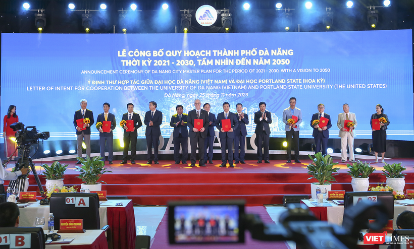Lãnh đạo TP Đà Nẵng trao giấy chứng nhận đầu tư cho các doanh nghiệp tại lễ công bố Quy hoạch TP Đà Nẵng thời kỳ 2021-2030, tầm nhìn 2050.
