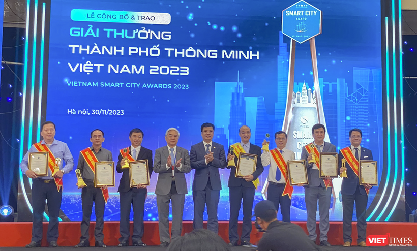 Ông Lê Quang Nam - Phó Chủ tịch UBND TP Đà Nẵng (thứ 4 từ phải sang) đại diện cho TP Đà Nẵng nhận Giải thưởng TP thông minh Việt Nam 2023