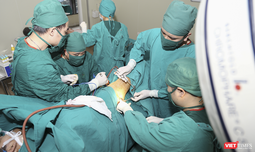 Các bác sĩ Bệnh viện đa khoa Đức Giang đang phẫu thuật cho bệnh nhân