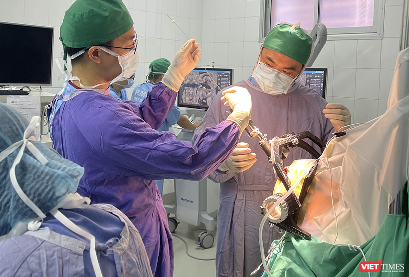 Các bác sĩ Bệnh viện hữu nghị Việt Đức đang phẫu thuật đặt điện cực kích thích não cho bệnh nhân mắc Parkinson