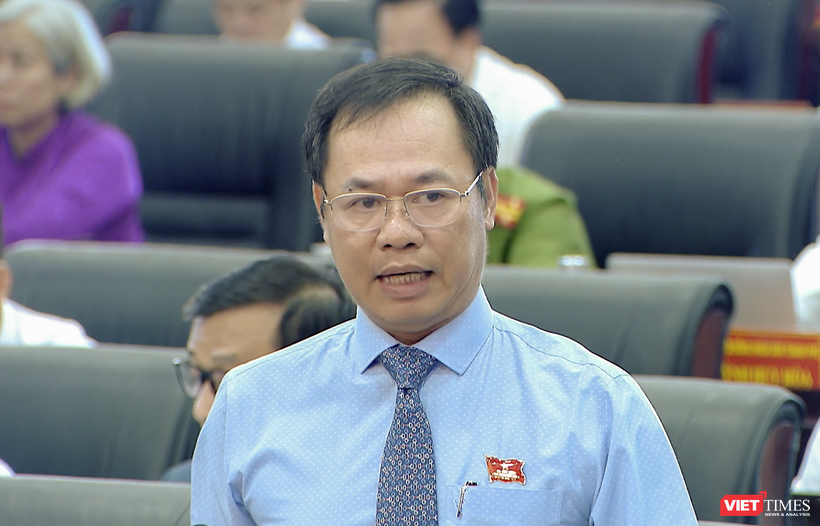 Đại biểu Vũ Quang Hùng cảnh báo tình trạng chung cư Hòa Minh, Thuận Phước đã xuống cấp và hết hạn sử dụng 3 năm qua, nhưng người dân vẫn phải ở