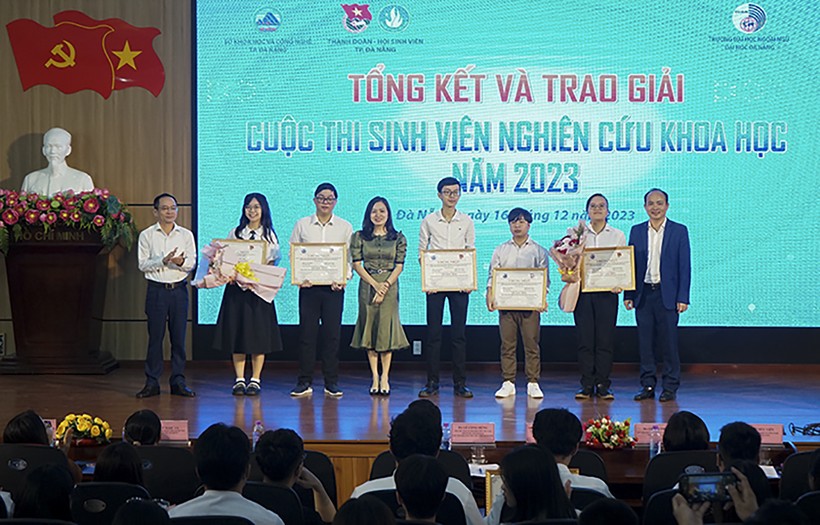 Trao thưởng cho các đề tài đạt giải Nhất tại cuộc thi Sinh viên nghiên cứu khoa học TP Đà Nẵng năm 2023 (ảnh Thanh Thảo)